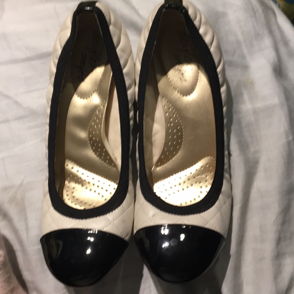 Never Worn Dexflex Comfort shoes - Size 8.5
